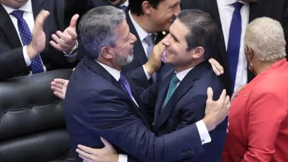 Operação da PF reforça reaproximação entre Arthur Lira e Hugo Motta na Câmara