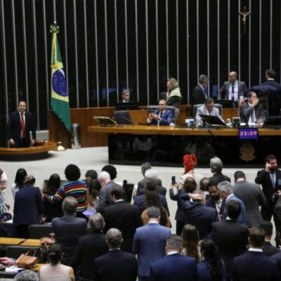 PL busca votos para manter mandatos de Ramagem e deputados envolvidos em motim