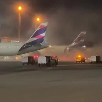 Passageiros evacuam avião após incêndio em equipamento no Aeroporto de Guarulhos