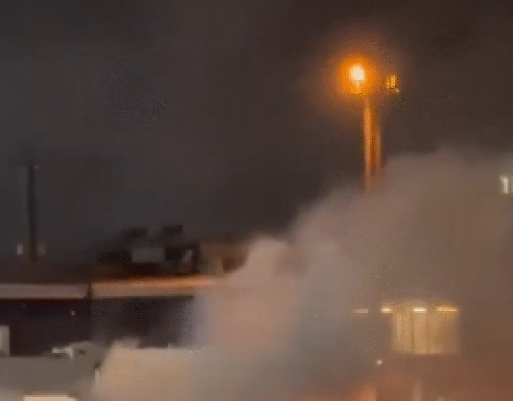 Passageiros evacuam avião da Latam após incêndio em Guarulhos