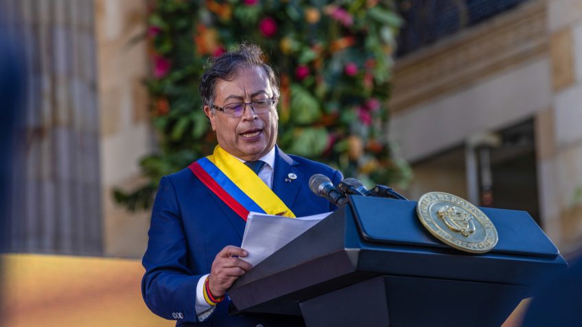 Petro critica vitória de Kast no Chile e recusa diálogo com eleito