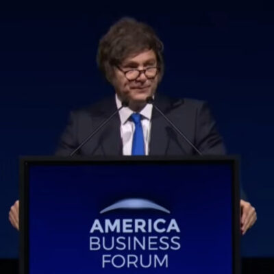 Presidente argentino Milei compartilha carta de Jair Bolsonaro sobre pré-candidatura de Flávio