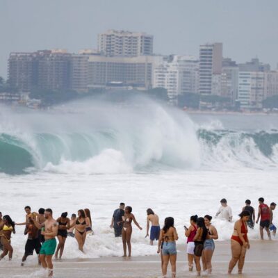 Ressaca com ondas de até 2,5m preocupa réveillon nas praias do Rio