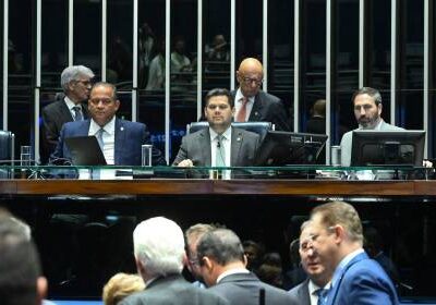 Senado aprova redução de penas para Bolsonaro e condenados do 8 de janeiro