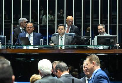 Senado aprova redução de penas para Bolsonaro e condenados do 8 de janeiro