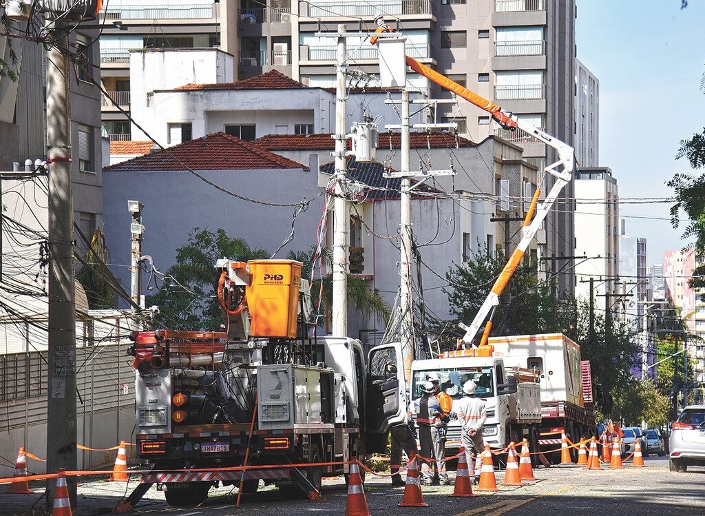São Paulo chega ao 4º dia sem luz; Justiça e autoridades pressionam Enel