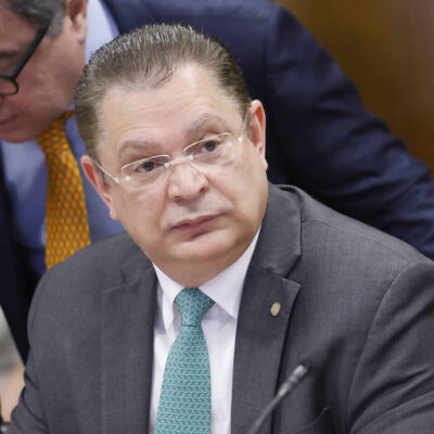 Sóstenes Cavalcante atribui operação da PF a perseguição política e justifica origem de dinheiro