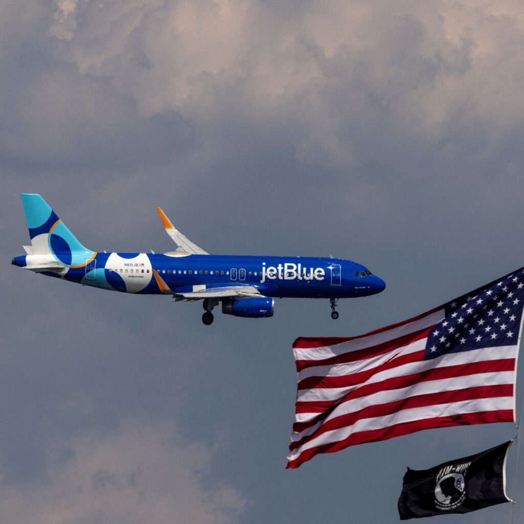Voo da JetBlue realiza manobra para evitar jato militar dos EUA próximo à Venezuela