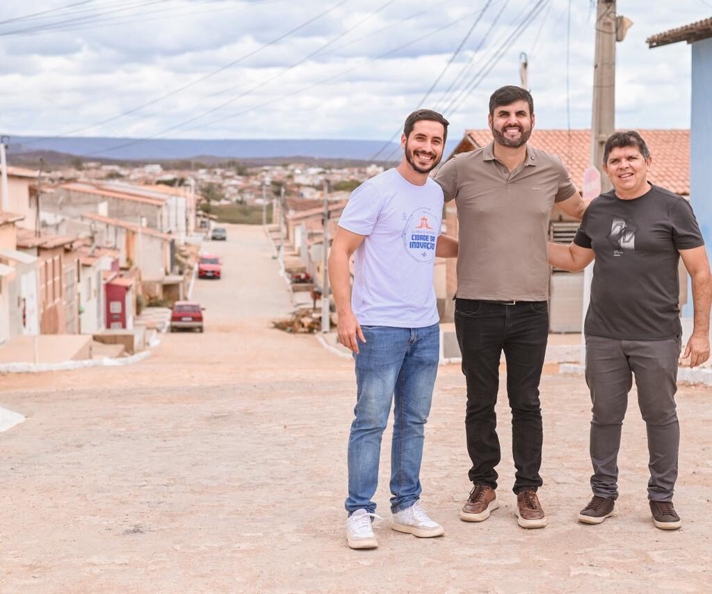 Vereador Mattson acompanha entrega oficial da Rua Auleta Pereira aolado do prefeito Lucas Galvão