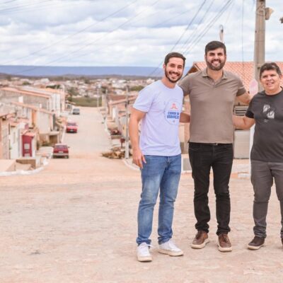 Vereador Mattson acompanha entrega oficial da Rua Auleta Pereira aolado do prefeito Lucas Galvão