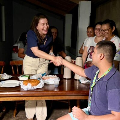 Milena Galvão é recebida por moradores da Rua Auleta Pereira que comemoram pavimentação aguardada há 40 anos.