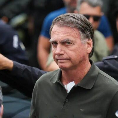 Bolsonaro passa por exame na prisão e pode ser submetido à nova cirurgia