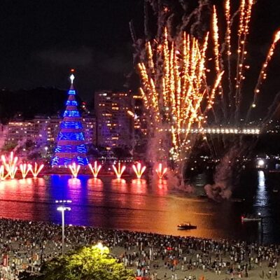 Árvore de Natal flutuante da Enseada de Botafogo é inaugurada com show de luzes