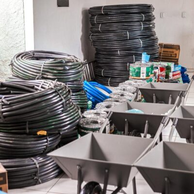 Prefeitura de Currais Novos entrega kits de apoio a famílias beneficiadas com barragens submersas