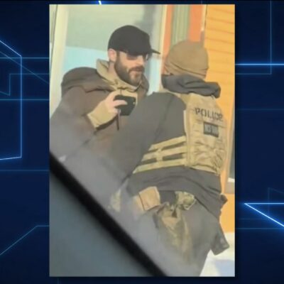 Americano morto por agente do ICE segurava celular, não arma, dizem vídeos