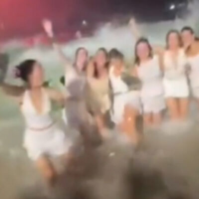 Amigas são arrastadas por onda durante Réveillon em Copacabana