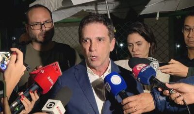 Bolsonaro apresenta apatia, tontura e queda na pálpebra após queda em cela