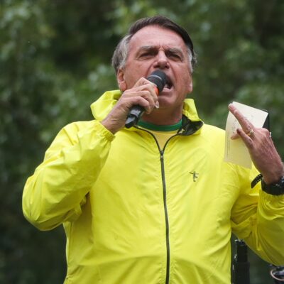 Bolsonaro cai na cela, descarta lesão grave e volta à PF após exames
