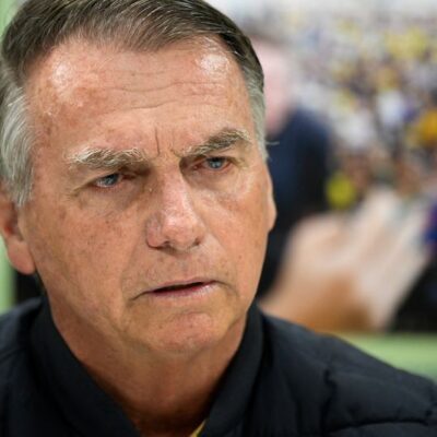 Bolsonaro sofreu traumatismo craniano leve após queda na PF, diz médico