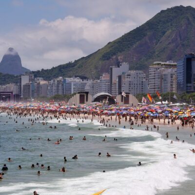 Bombeiros do Rio registram 547 salvamentos nas praias devido à ressaca