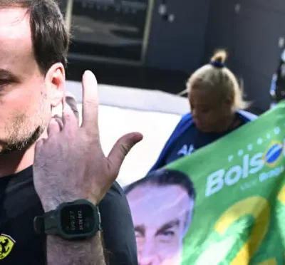 Carlos Bolsonaro critica cela de Jair Bolsonaro na Papudinha e defende prisão domiciliar