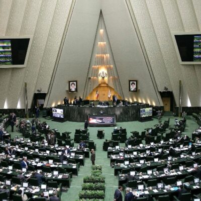 Chefe do Parlamento do Irã alerta EUA sobre retaliação a ataques