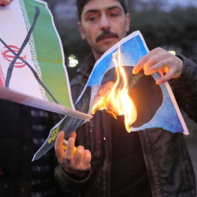 Crise no Irã chega ao limite e pode ter desfecho trágico, avaliam especialistas