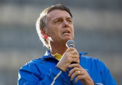 Defesa de Bolsonaro pede prisão domiciliar por queda e risco em cela
