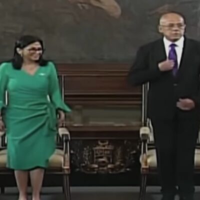Delcy Rodríguez toma posse na Venezuela usando vestido de grife italiano
