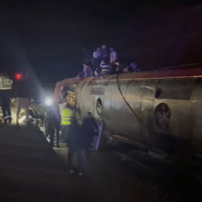 Dois trens de alta velocidade descarrilam na Espanha e deixam 5 mortos