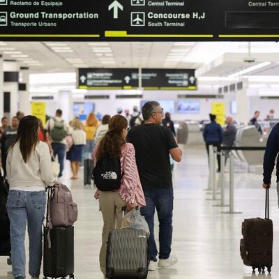 EUA suspendem vistos de imigrantes para residência permanente, afetando brasileiros