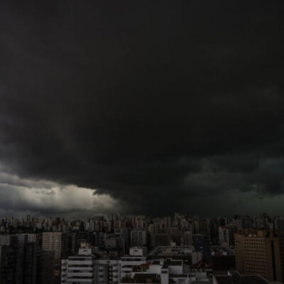 Forte temporal deixa desaparecidos e causa alagamentos em São Paulo