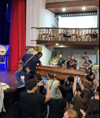 Fãs, amigos e familiares se despedem de Titina Medeiros; velório acontece no Teatro Alberto Maranhão