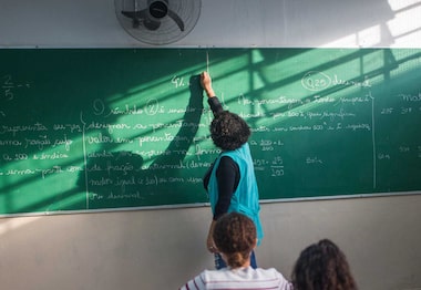 Lula aumenta piso salarial de professores 15% acima da inflação