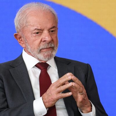 Lula retorna a Brasília e discute crise na Venezuela e veto à dosimetria