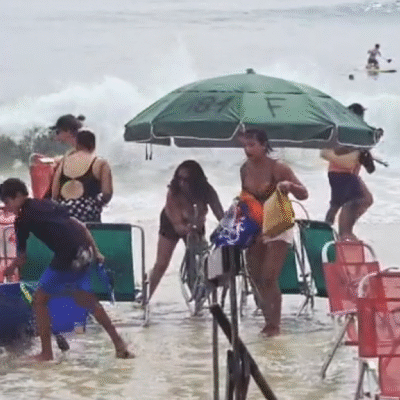 Mar em ressaca invade praia de Copacabana no último dia de 2025