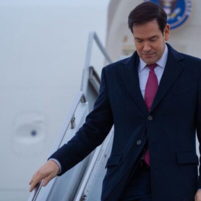 Marco Rubio diz que Trump avalia comprar a Groenlândia, não invadir