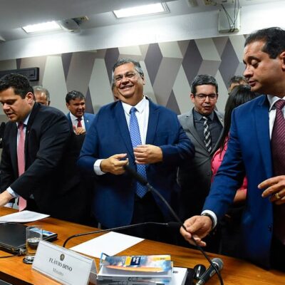 Ministro Flávio Dino ameaça suspender emendas parlamentares e critica Congresso