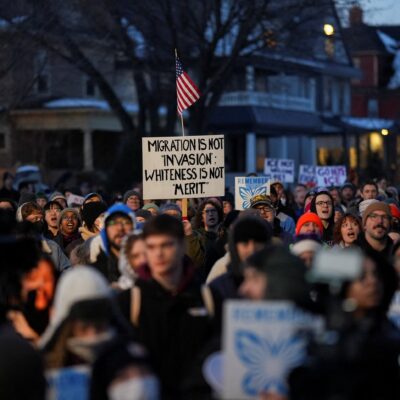 Morte de mulher por agente de imigração gera protestos em Minneapolis e outras cidades dos EUA