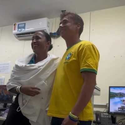 Nikolas Ferreira visita hospital após manifestantes serem atingidos por raio em Brasília