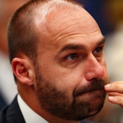 Polícia Federal determina retorno de Eduardo Bolsonaro ao cargo de escrivão