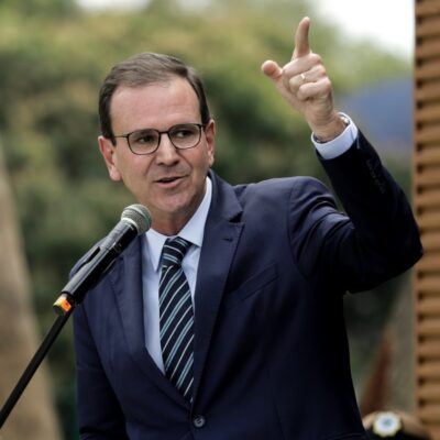 Prefeito do Rio avalia tabelar preços do comércio nas praias após denúncias