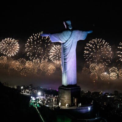 Réveillon do Rio reúne 5,1 milhões em 13 palcos com 19 balsas em Copacabana