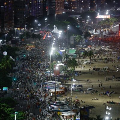 Réveillon em Copacabana reúne 2,5 milhões e tem shows e fogos inéditos