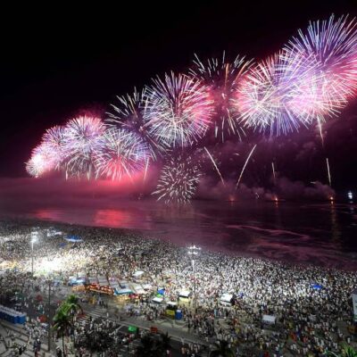 Réveillon em Copacabana reúne 2,5 milhões, shows animam a festa