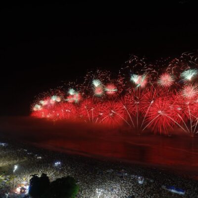 Réveillon em Copacabana reúne 2,6 milhões e enfrenta desafios no mar e transporte