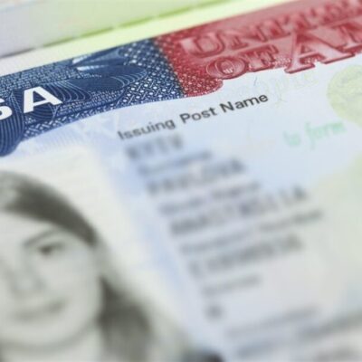 Suspensão de vistos para imigrantes nos EUA não afeta turistas brasileiros