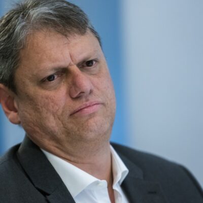 Tarcísio de Freitas adia visita a Bolsonaro após tensão com família