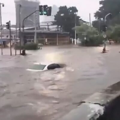 Tempestades em São Paulo arrastam carros para córrego após fortes chuvas