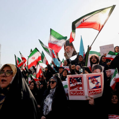 Trump cancela diálogo com Irã e incentiva manifestantes a tomarem instituições